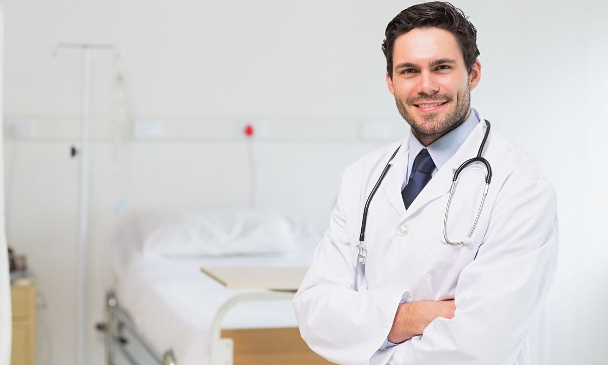 Le médecin prescrit des médicaments pour le traitement de la prostatite sur la base des analyses