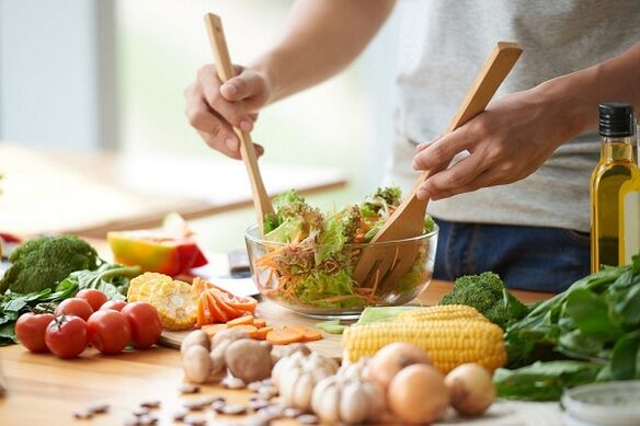 Préparation de la salade de légumes pour la prostatite
